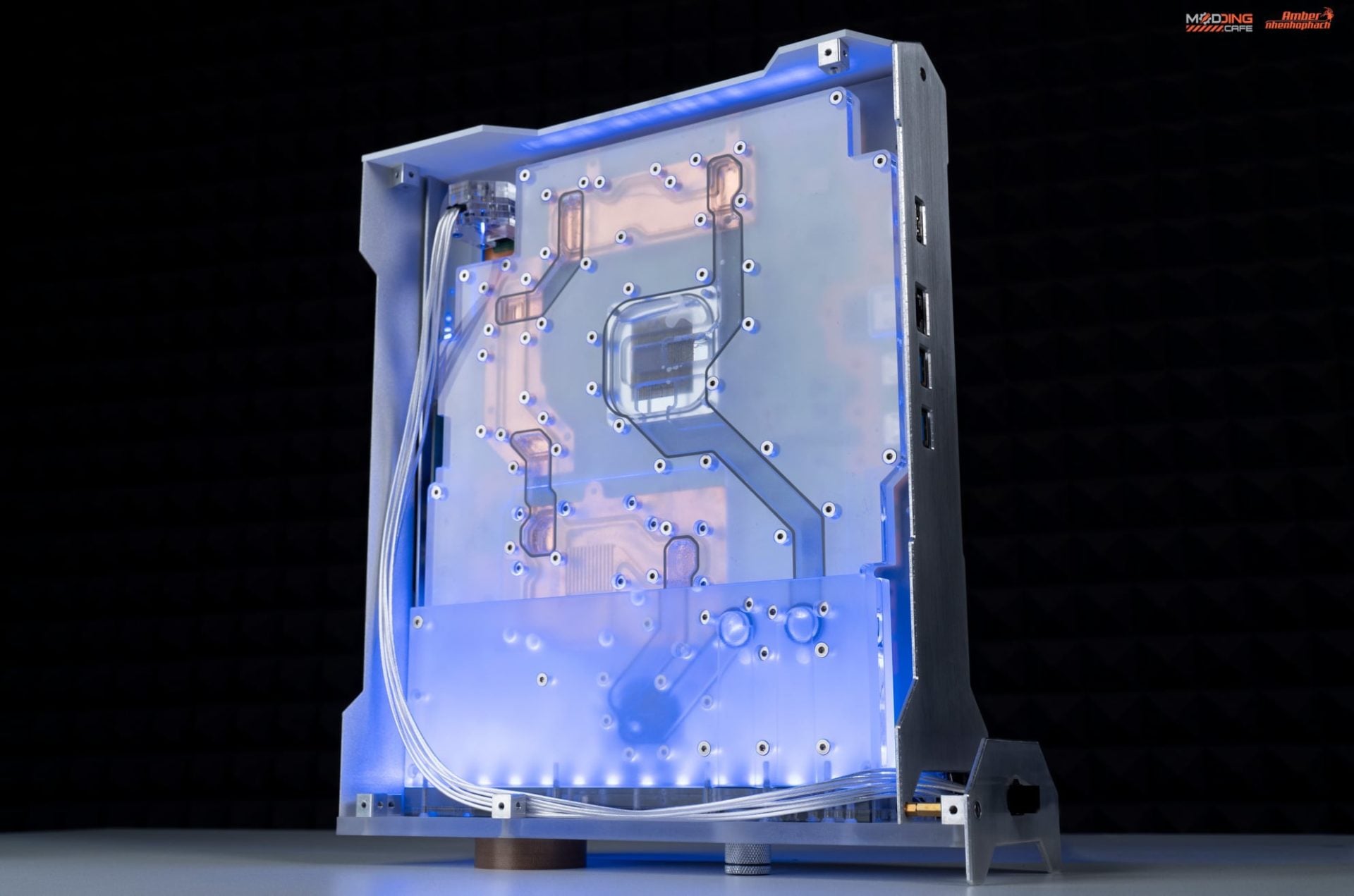 PC modder creates fully functioning water cooled PlayStation 5 VGC