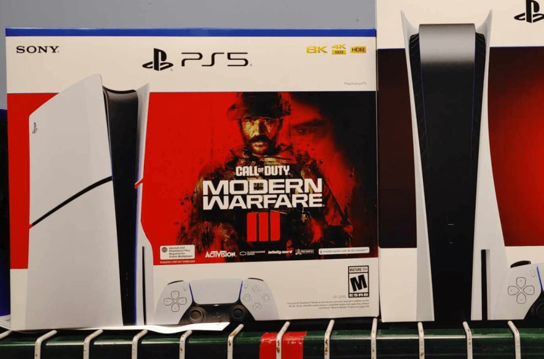 PlayStation 5 Disc Console Slim - Call of Duty Modern Warfare III Bundle 